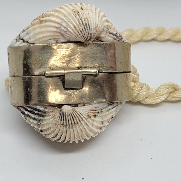 Beautiful Late 19th Century Antique Cockle Shell Pendant Necklace - Picture 4 of 9